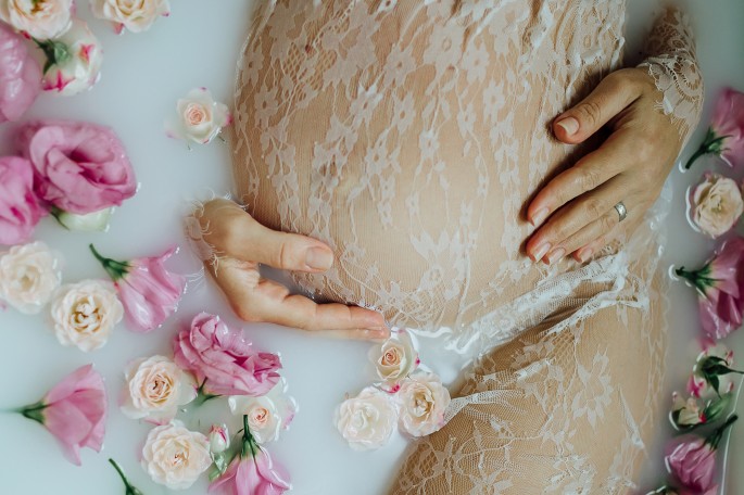 fotograf mlada boleslav tehotenske foceni foto ivet k milkbath focení těhotných ve vaně