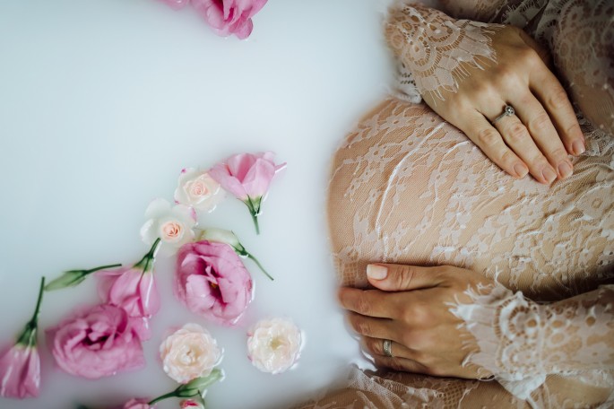 fotograf mlada boleslav tehotenske foceni foto ivet k milkbath focení těhotných ve vaně